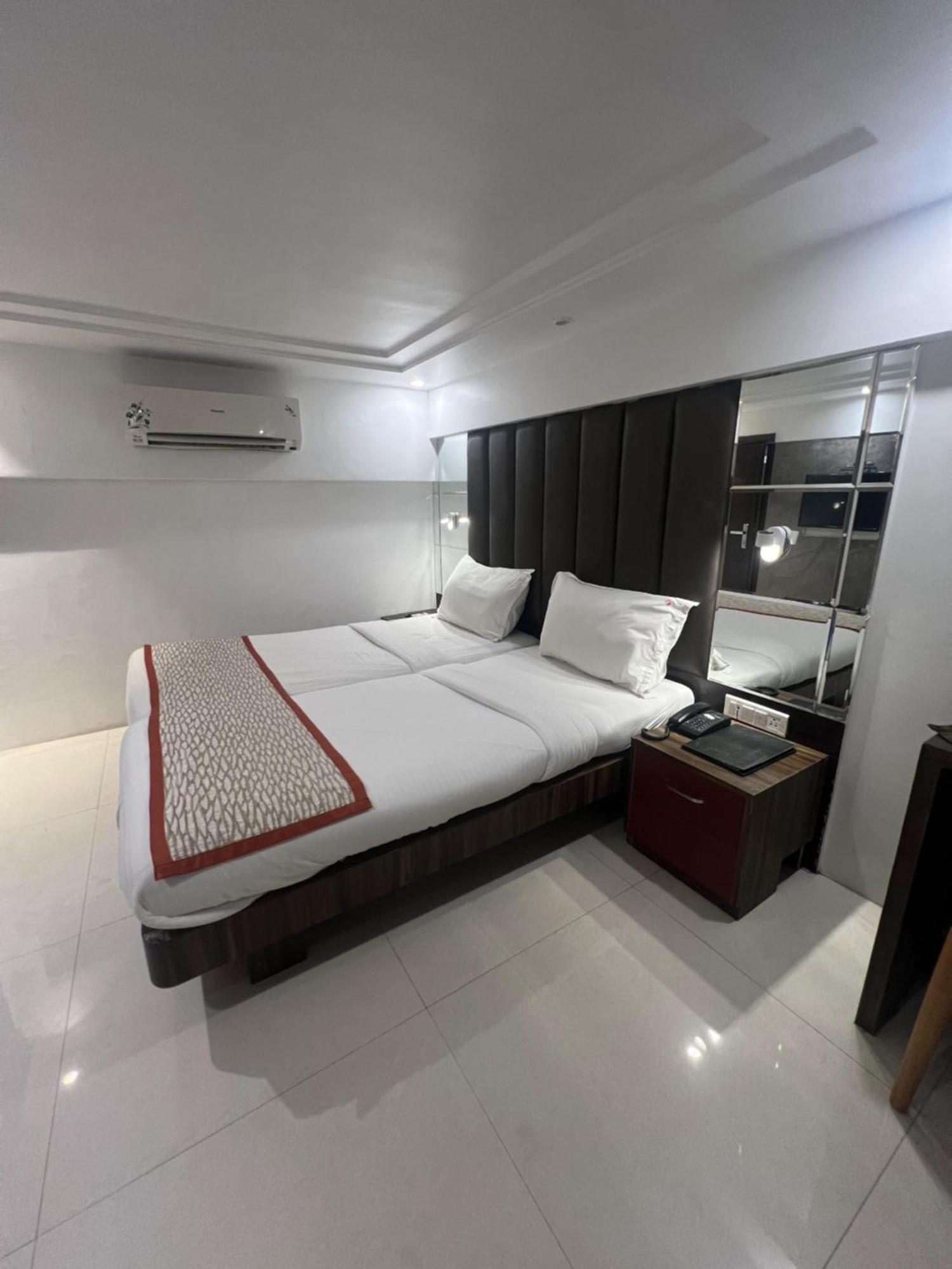 Hotel Supreme - Cuffe Parade Мумбай Екстериор снимка