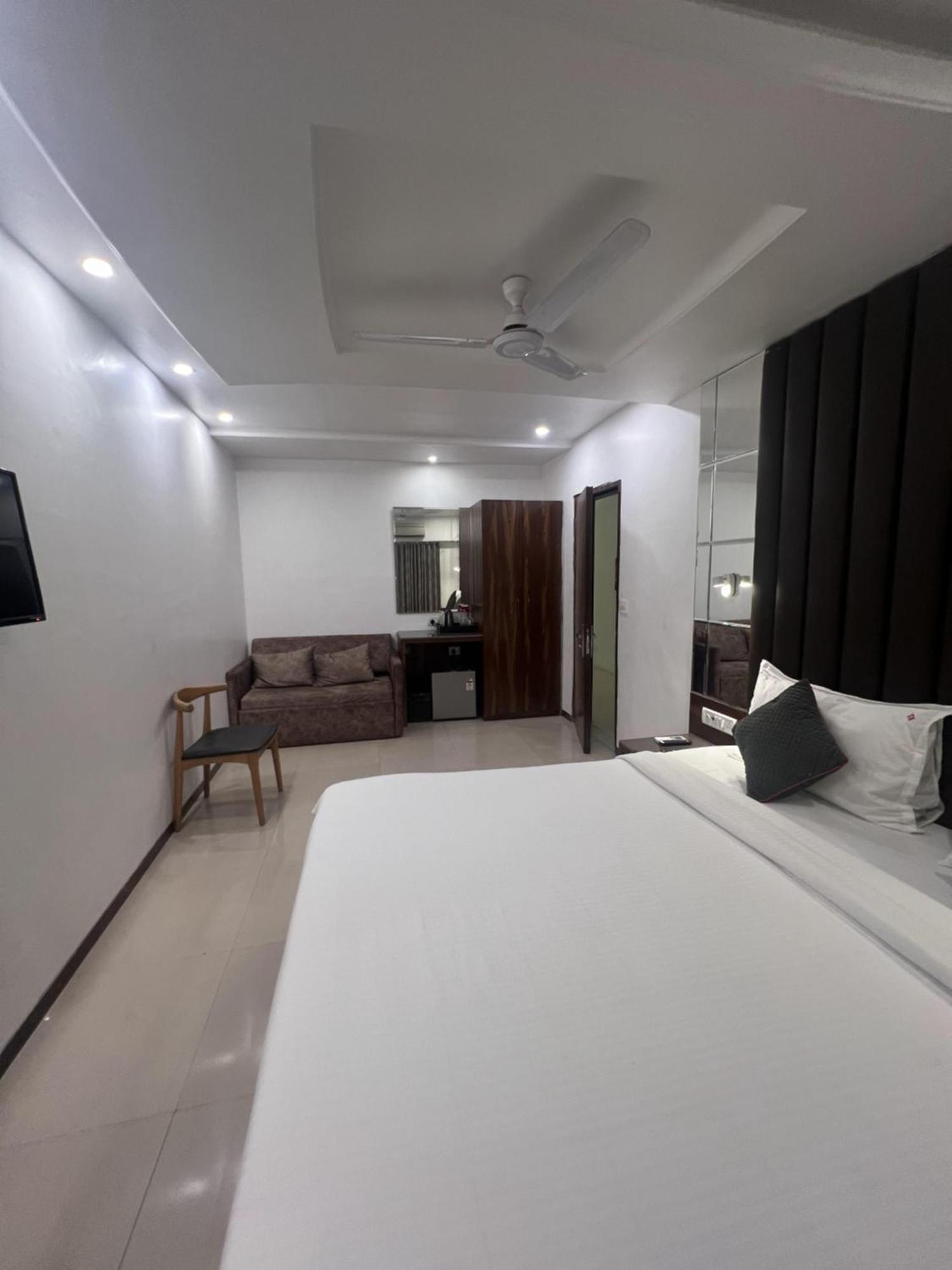 Hotel Supreme - Cuffe Parade Мумбай Екстериор снимка