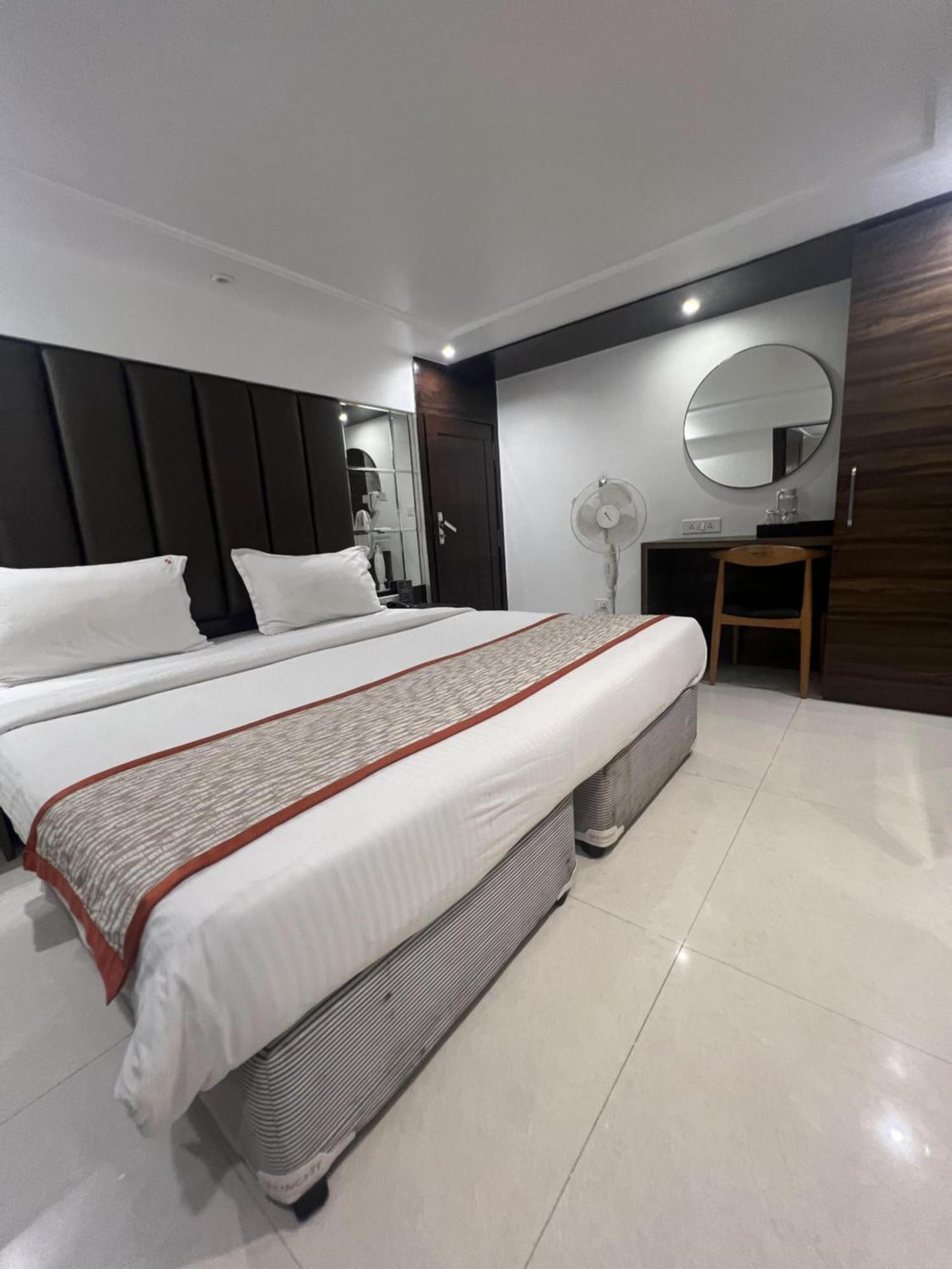 Hotel Supreme - Cuffe Parade Мумбай Екстериор снимка