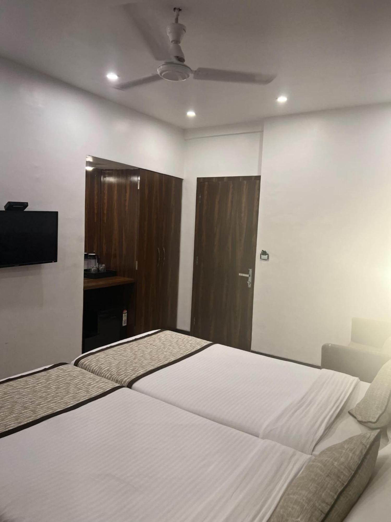 Hotel Supreme - Cuffe Parade Мумбай Екстериор снимка