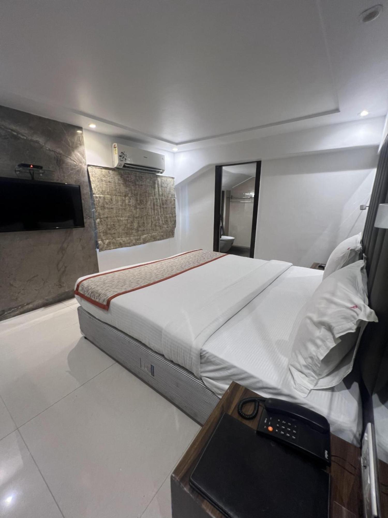Hotel Supreme - Cuffe Parade Мумбай Екстериор снимка