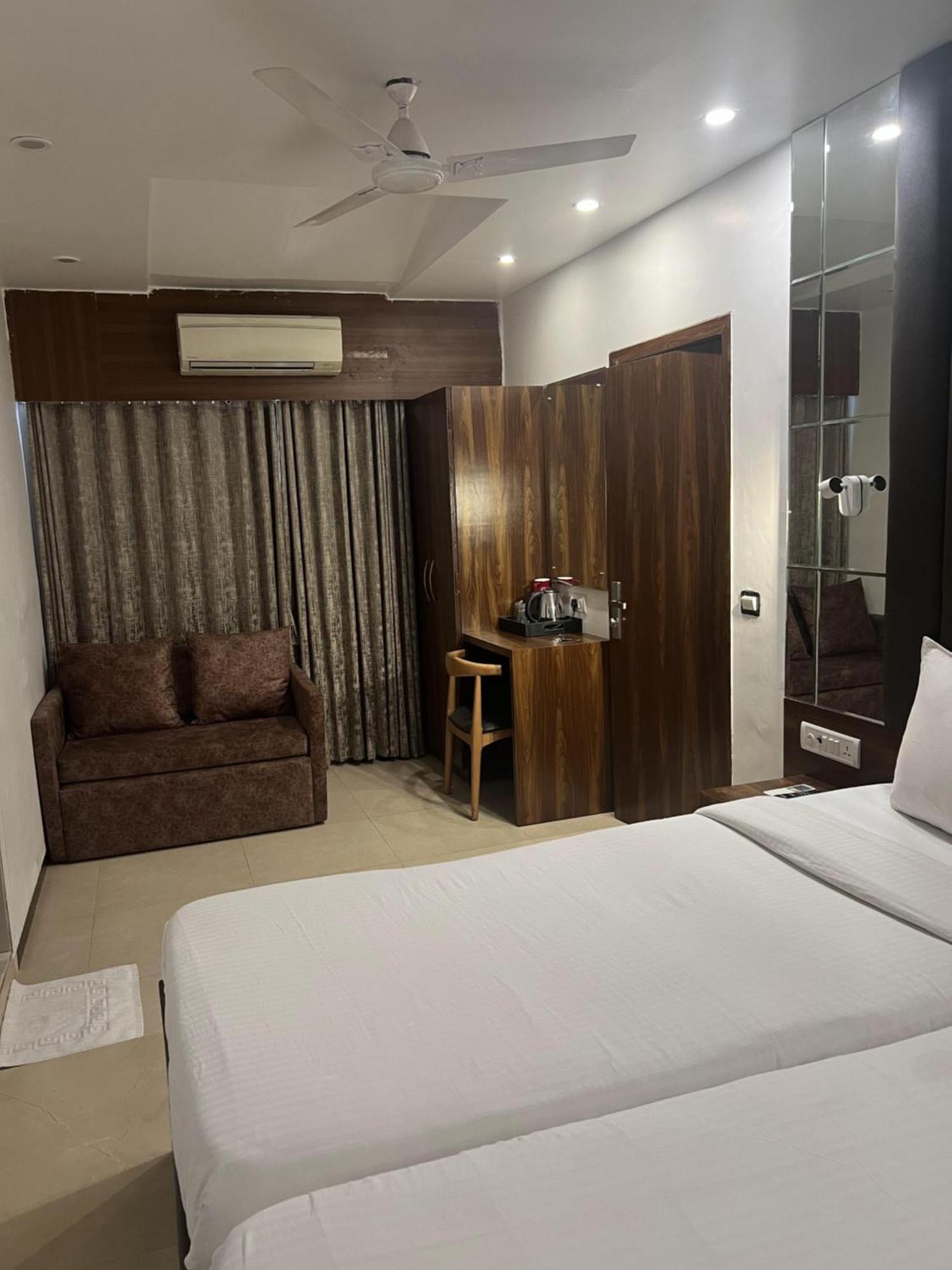 Hotel Supreme - Cuffe Parade Мумбай Екстериор снимка