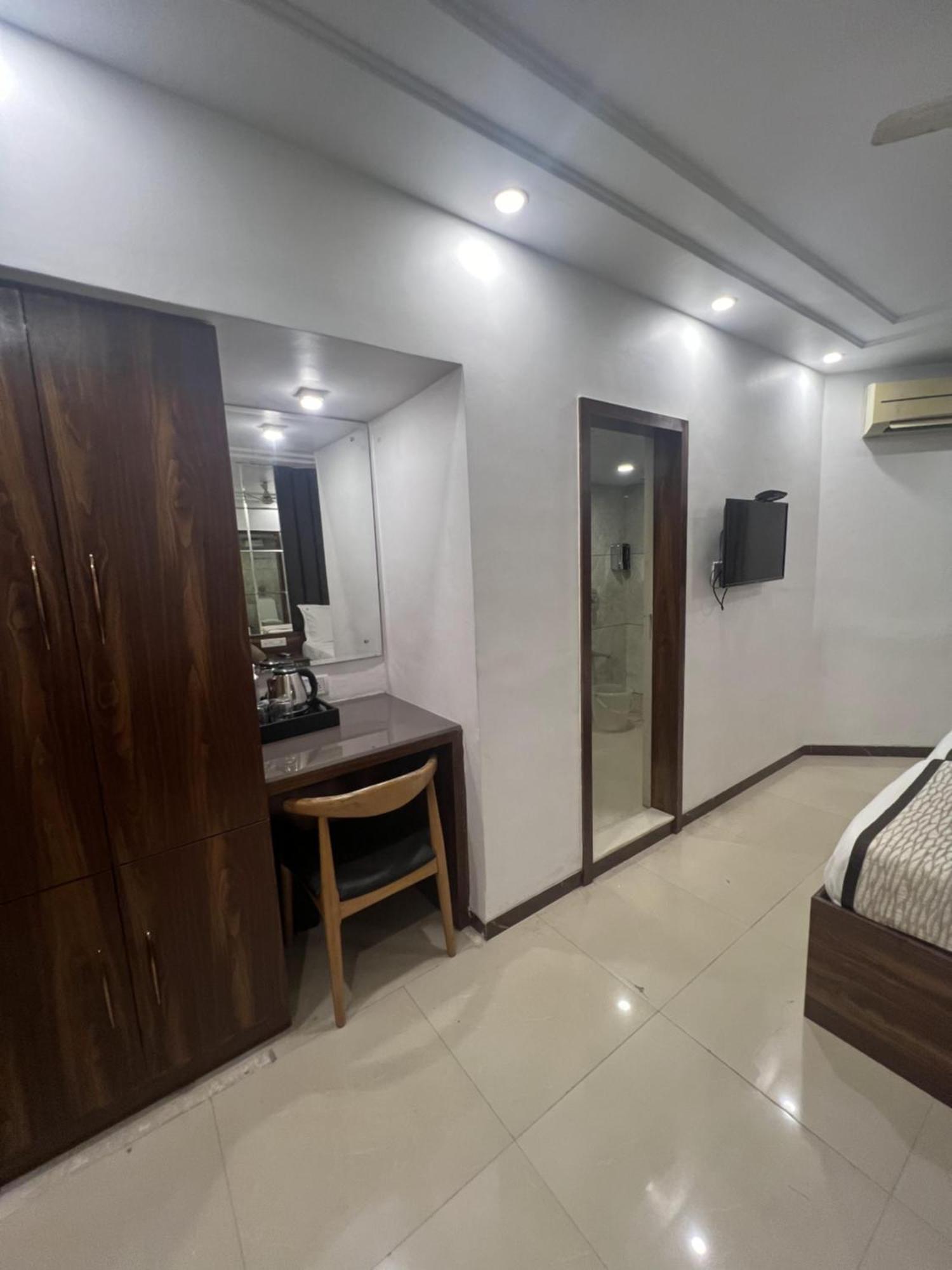 Hotel Supreme - Cuffe Parade Мумбай Екстериор снимка