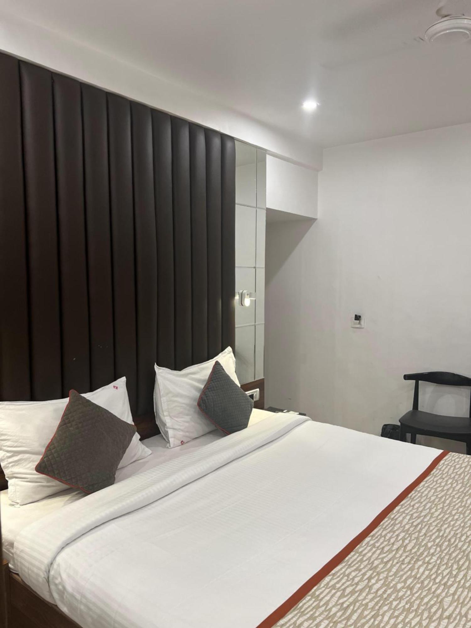 Hotel Supreme - Cuffe Parade Мумбай Екстериор снимка