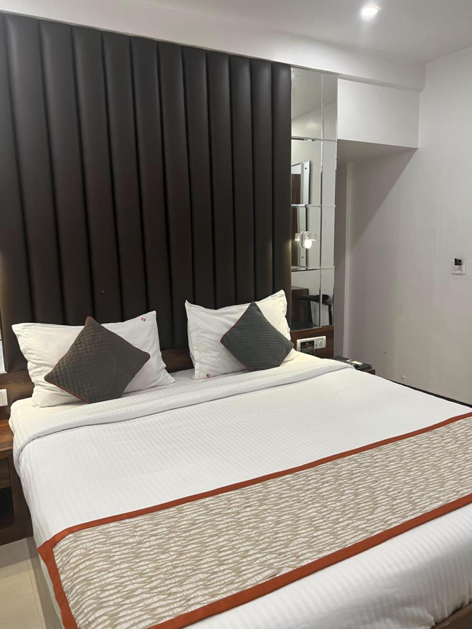 Hotel Supreme - Cuffe Parade Мумбай Екстериор снимка
